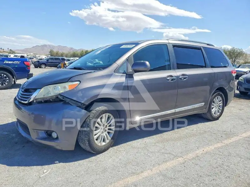 2014 Toyota SIENNA photo
