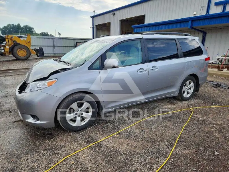 2014 Toyota SIENNA photo