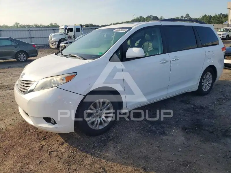 2014 Toyota SIENNA photo