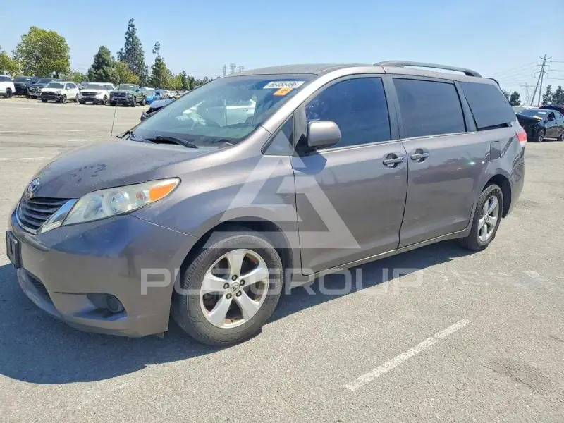 2014 Toyota SIENNA photo