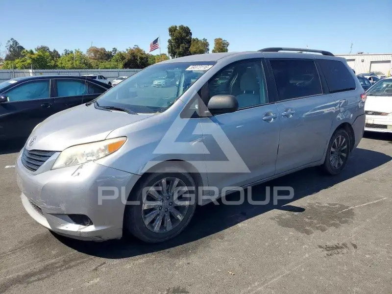 2014 Toyota SIENNA photo