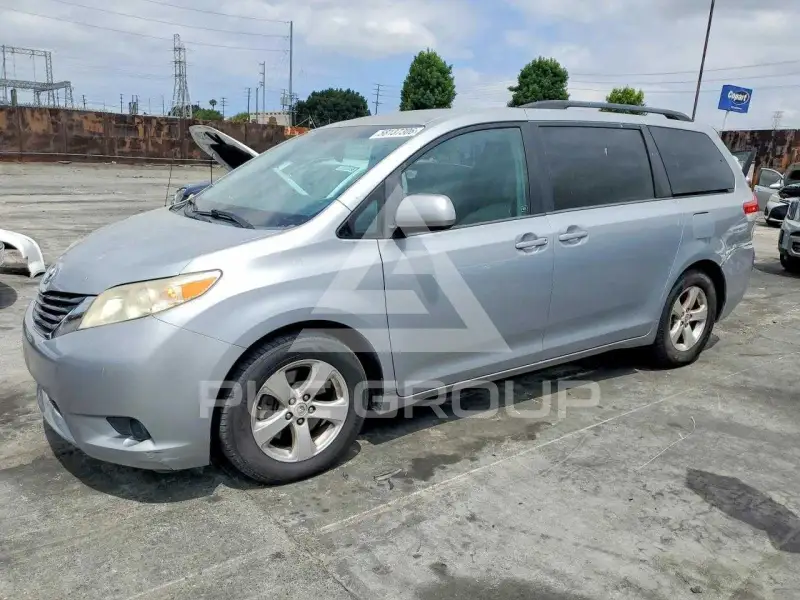 2014 Toyota SIENNA photo
