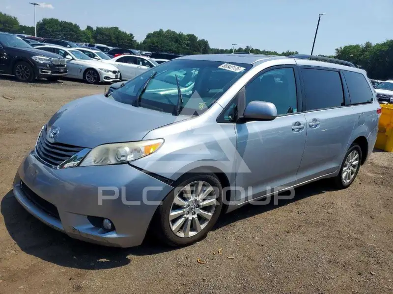 2014 Toyota SIENNA photo