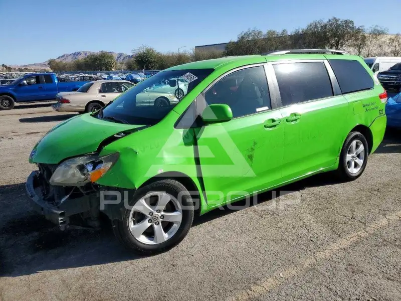 2014 Toyota SIENNA photo