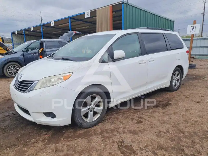 2014 Toyota SIENNA photo