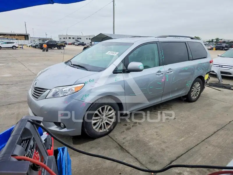 2014 Toyota SIENNA photo