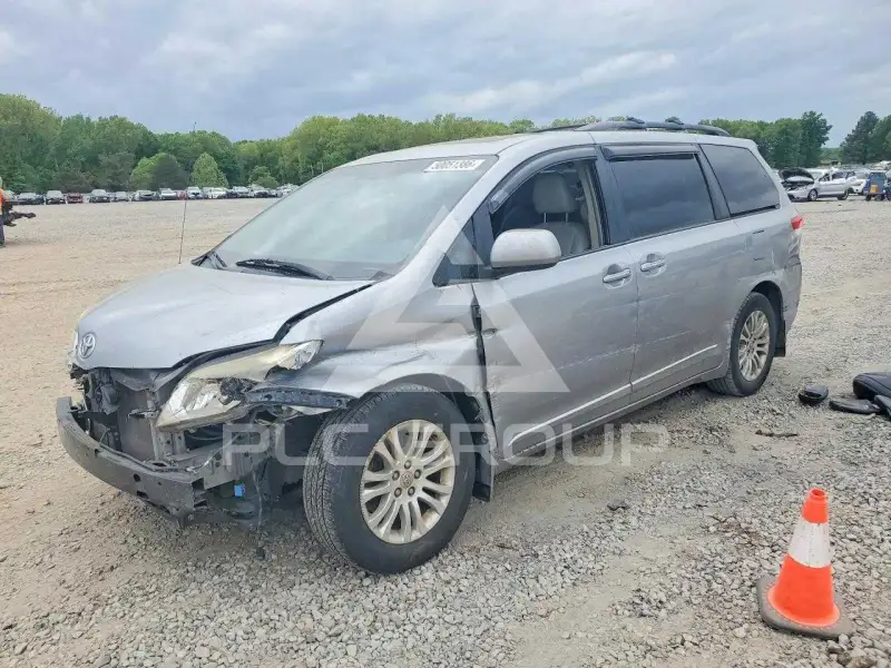 2014 Toyota SIENNA photo
