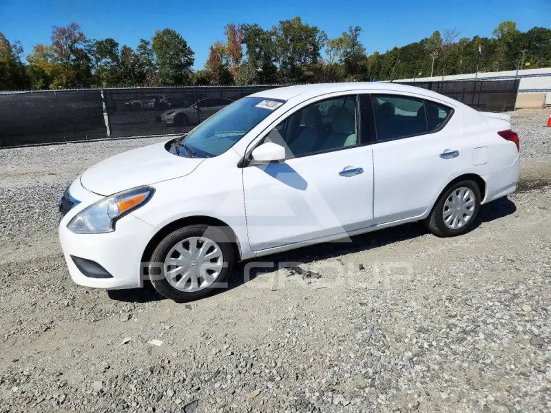 2015 Nissan VERSA photo