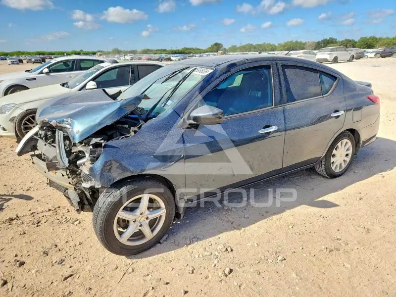 2015 Nissan VERSA photo