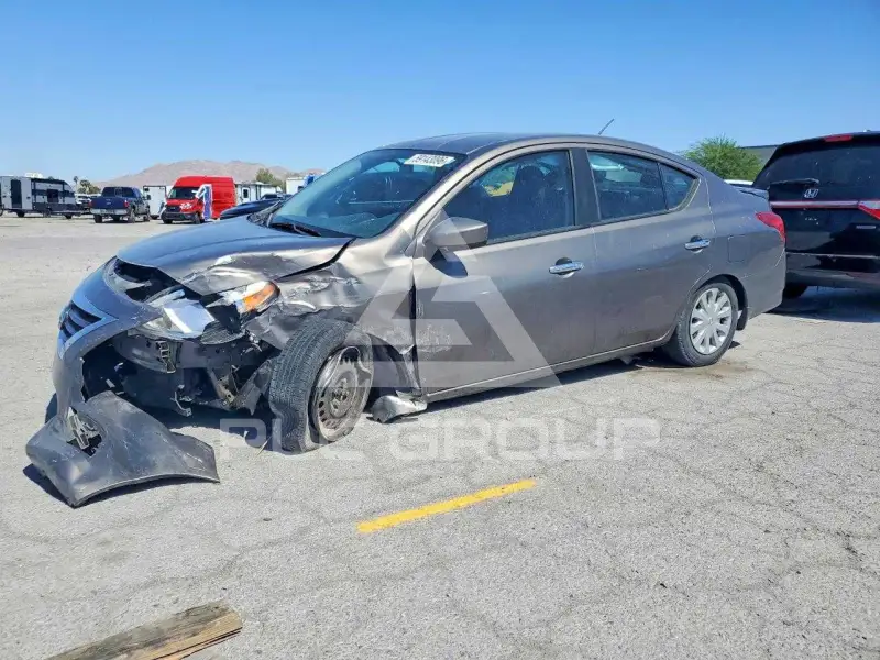 2015 Nissan VERSA photo