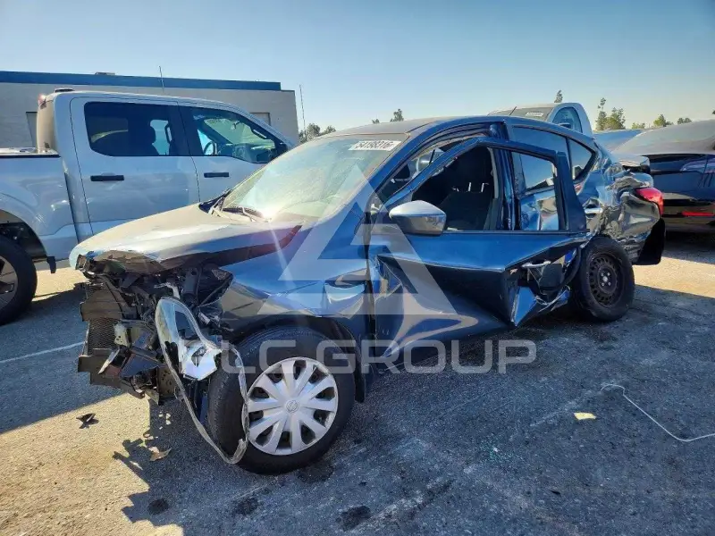 2015 Nissan VERSA фото