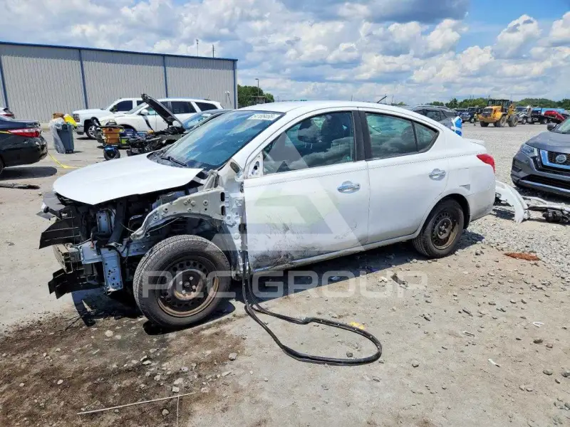 2015 Nissan VERSA фото