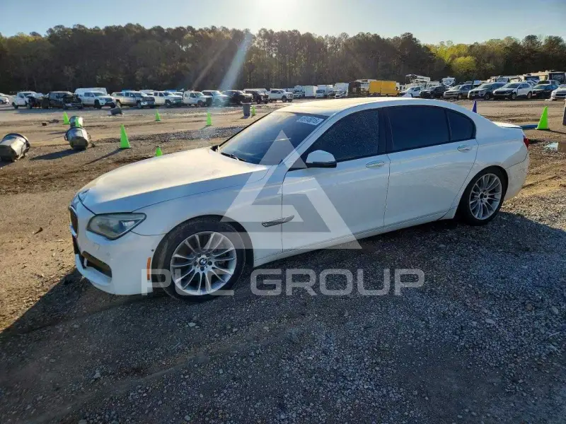 2015 BMW 750 фото