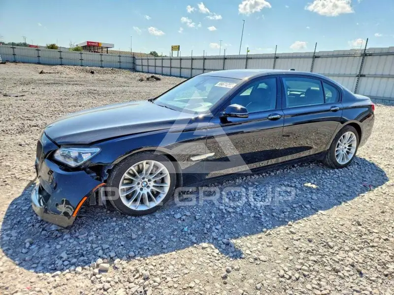2015 BMW 750 фото