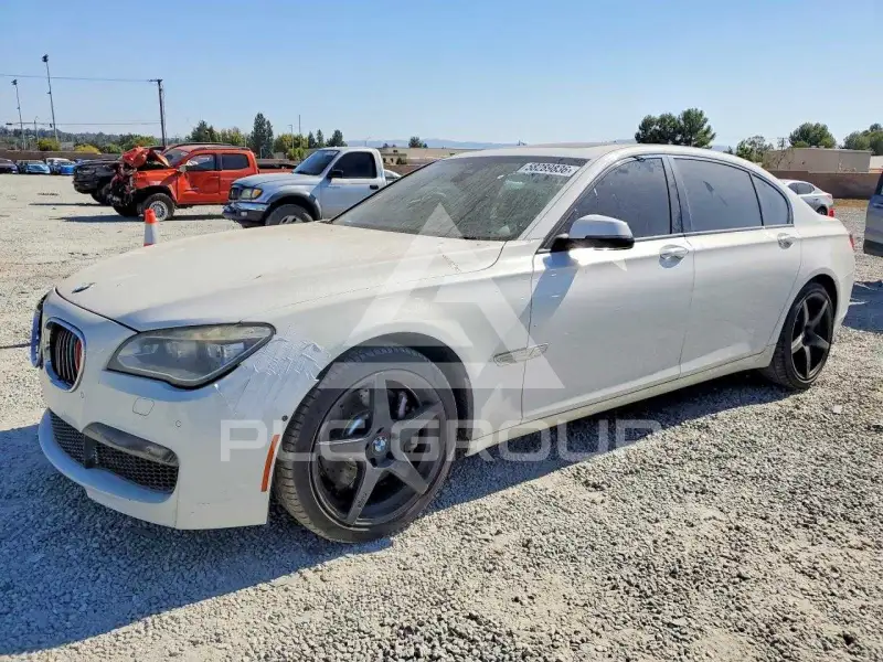 2015 BMW 750 фото
