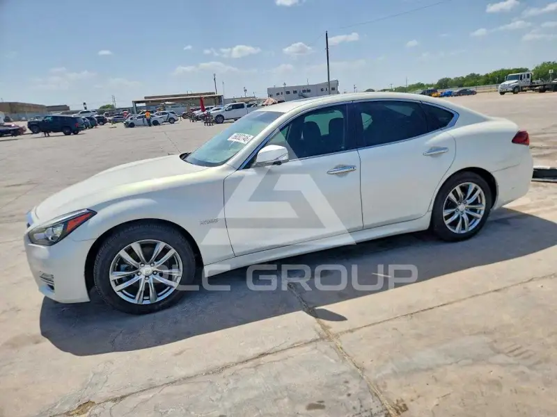2015 Infinity Q70 фото