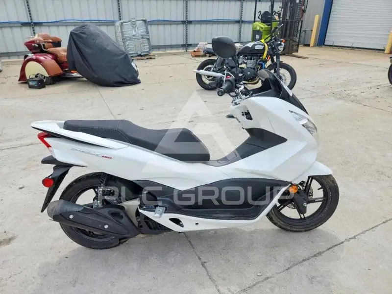 2015 Honda PCX фото