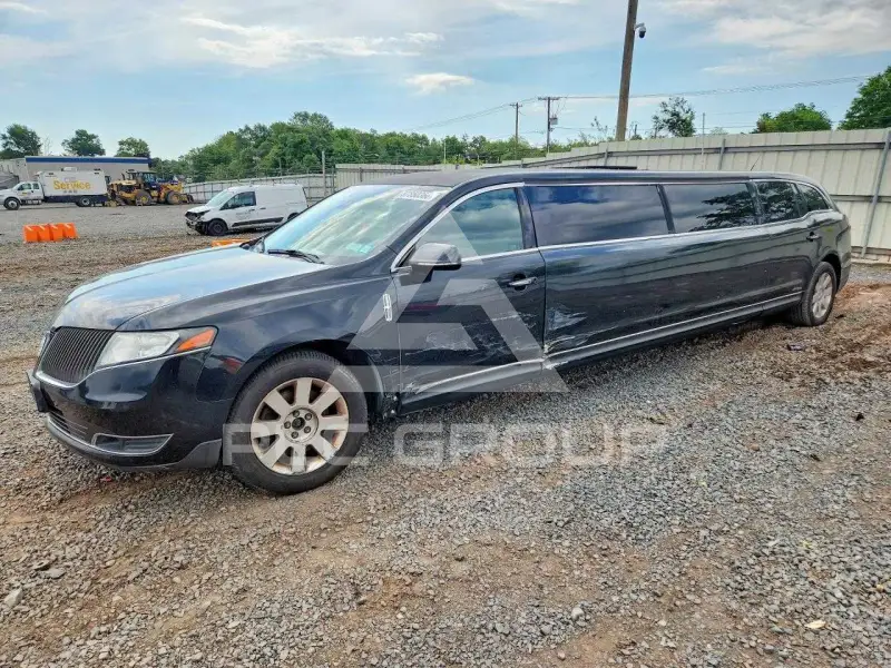 2015 Lincoln MKT photo