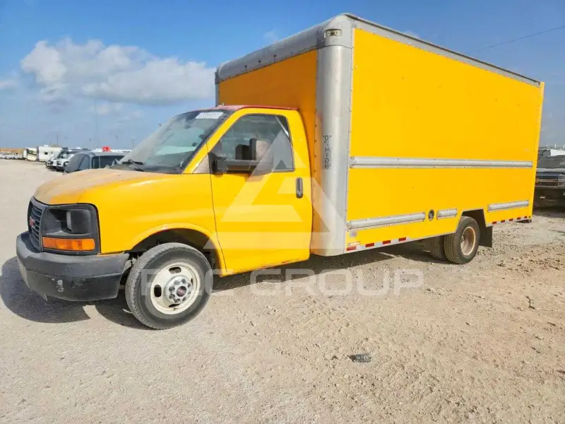 2015 GMC Savana photo