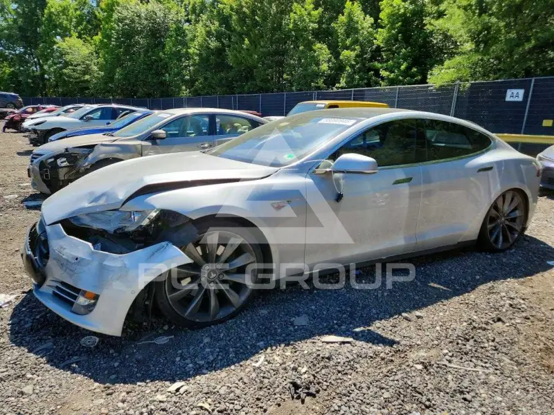 2015 Tesla Model S фото