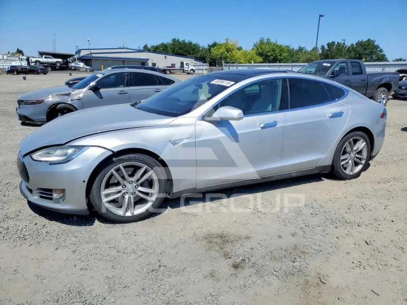 2015 Tesla Model S фото