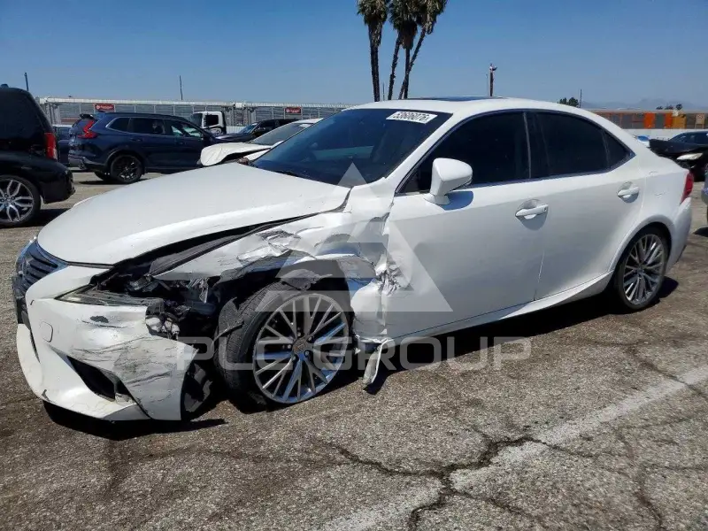 2015 Lexus IS photo