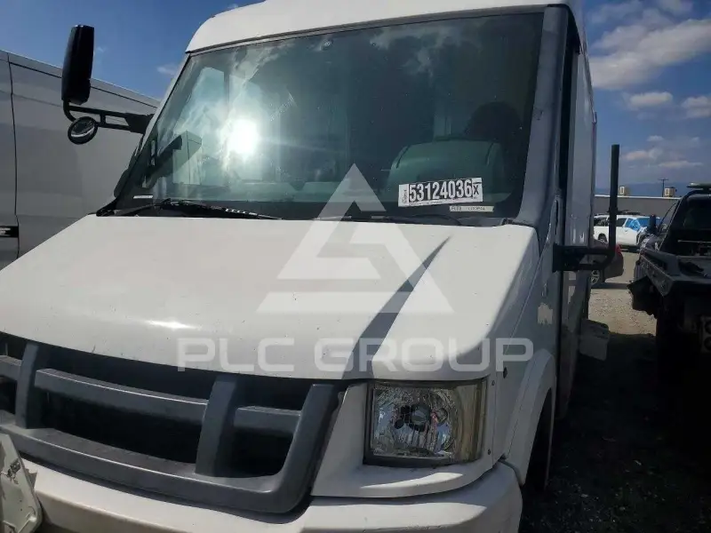 2015 Isuzu NPR photo