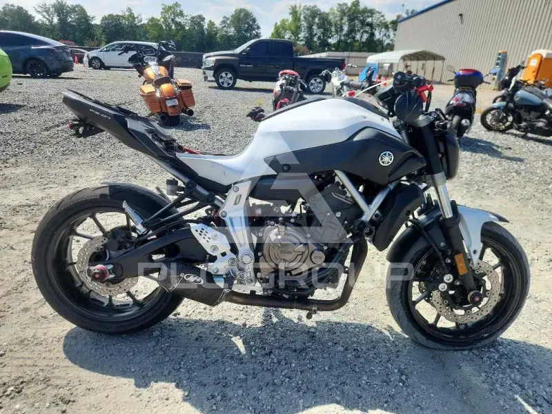 2015 Yamaha FZ07 фото