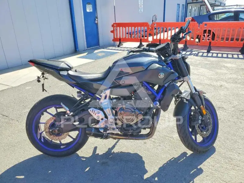 2015 Yamaha FZ07 фото