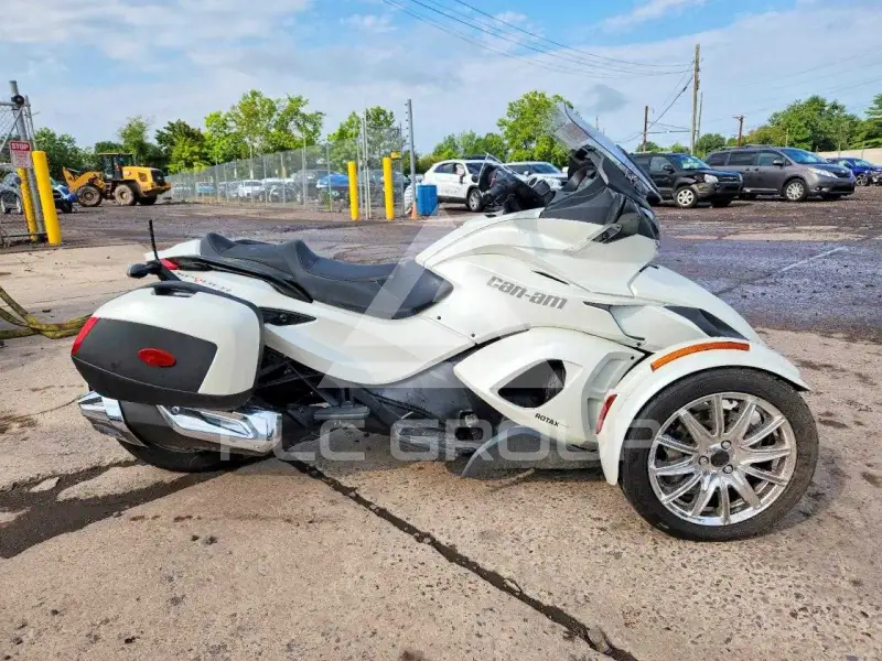 2015 Can-AM SPYDER фото