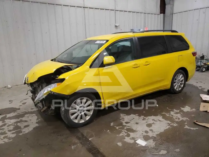 2015 Toyota SIENNA photo