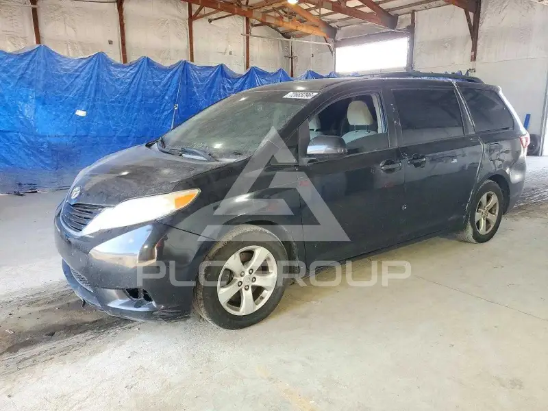 2015 Toyota SIENNA photo