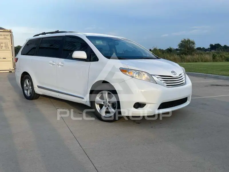 2015 Toyota SIENNA photo