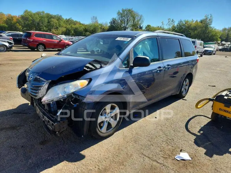 2015 Toyota SIENNA photo