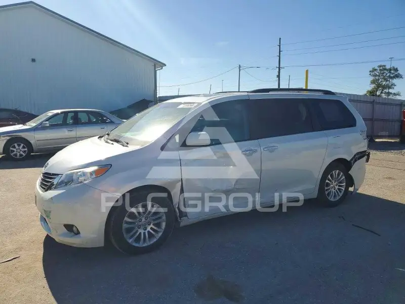 2015 Toyota SIENNA photo