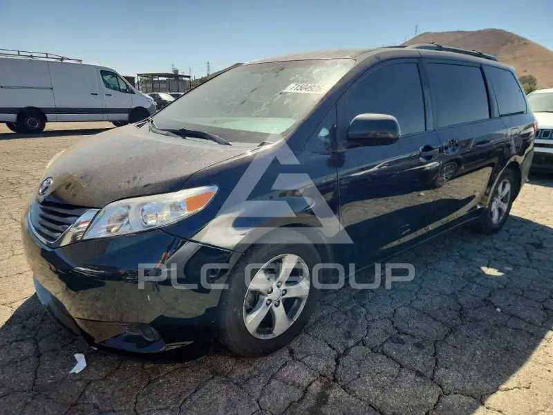 2015 Toyota SIENNA photo