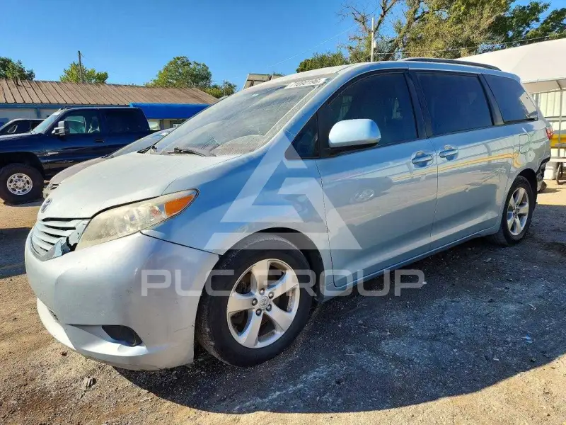 2015 Toyota SIENNA photo