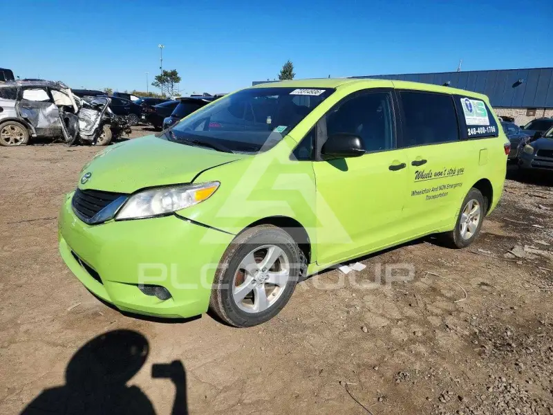 2015 Toyota SIENNA photo