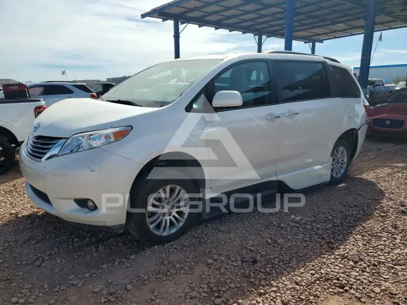 2015 Toyota SIENNA photo