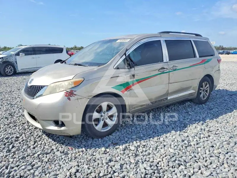 2015 Toyota SIENNA photo