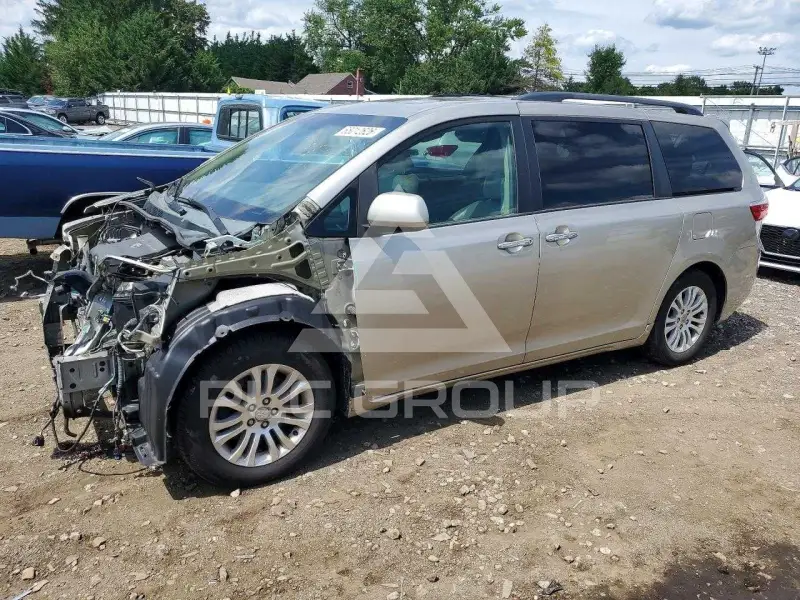2015 Toyota SIENNA photo