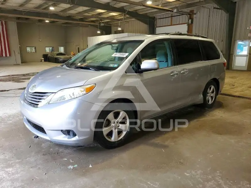 2015 Toyota SIENNA photo
