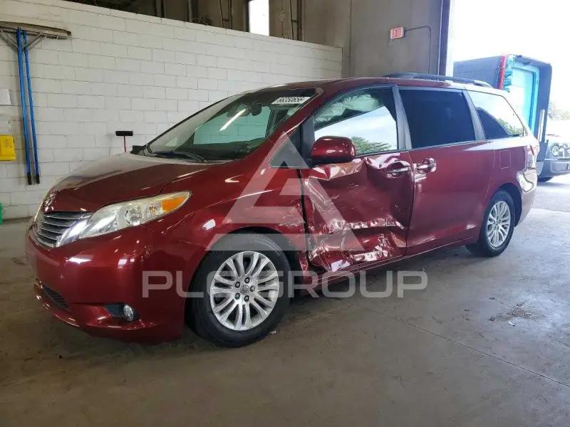 2015 Toyota SIENNA photo