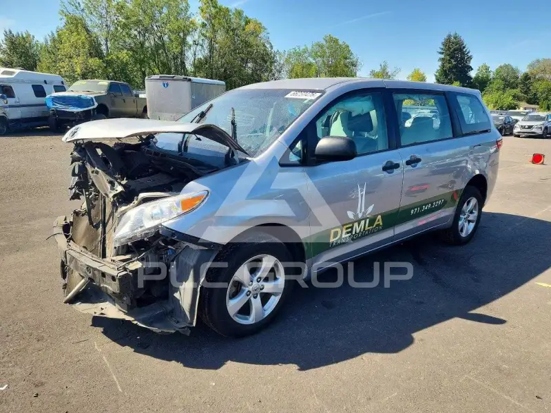 2015 Toyota SIENNA photo
