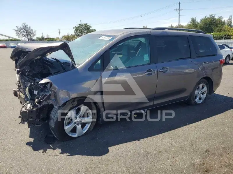 2015 Toyota SIENNA photo