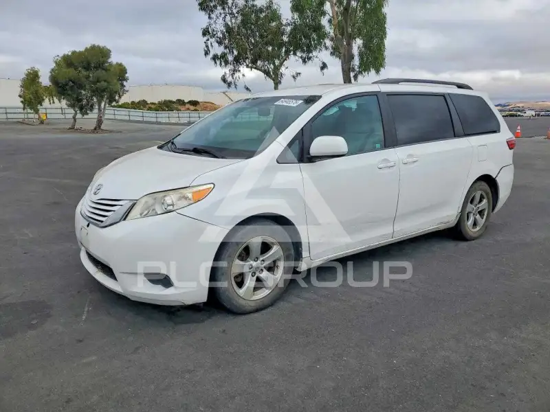 2015 Toyota SIENNA photo