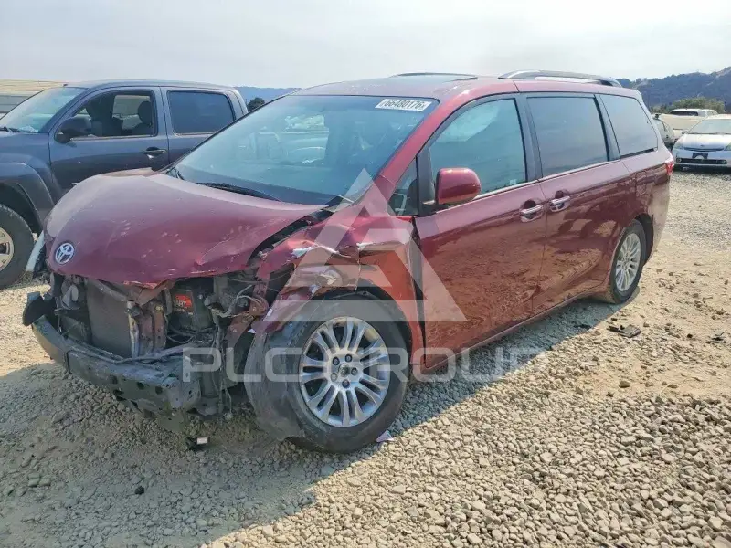 2015 Toyota SIENNA photo