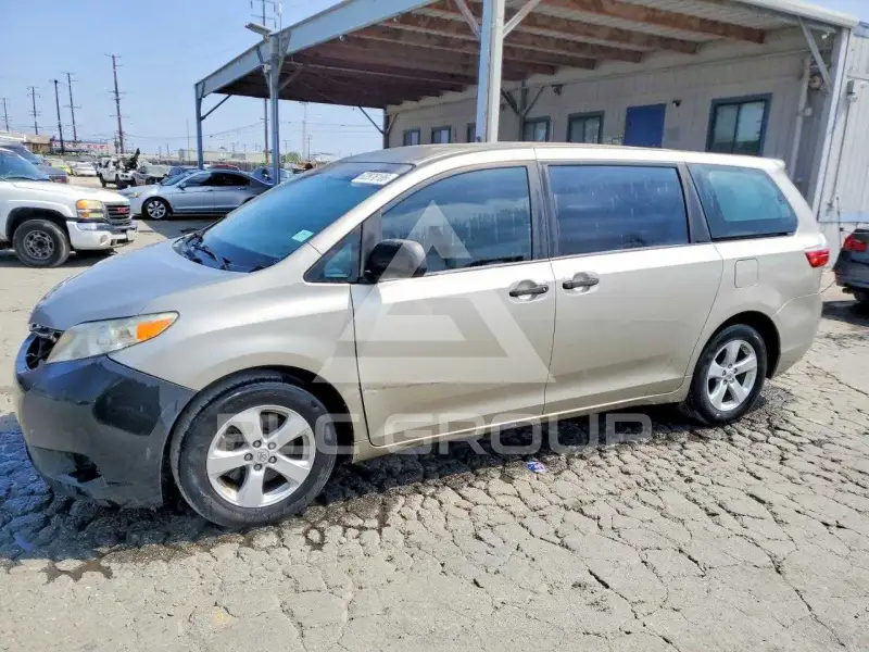 2015 Toyota SIENNA photo