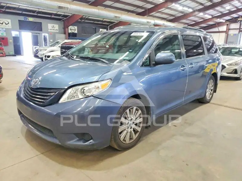 2015 Toyota SIENNA photo