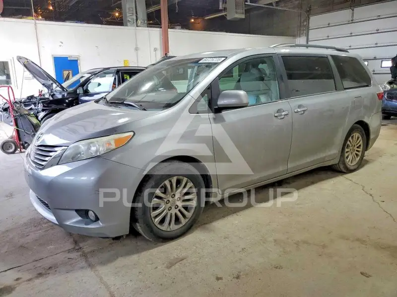 2015 Toyota SIENNA photo